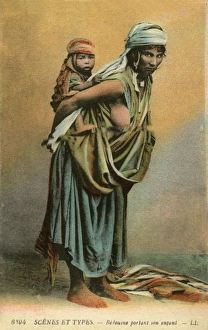 Images Dated 29th June 2017: Bedouin woman carrying her child