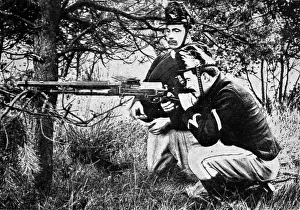 Images Dated 18th April 2004: Belgian soldiers working a Hotchkiss machine-gun