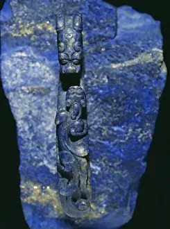 Belt-hook in lapis lazuli