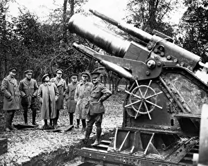 Ben Tillett looking at a British howitzer, France, WW1