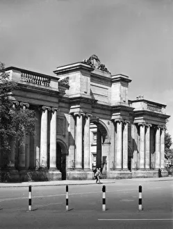 Images Dated 14th June 2011: Birkenhead Park Gateway
