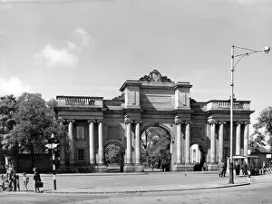 Images Dated 31st May 2011: Birkenhead Park Gateway