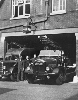 Images Dated 1st December 2011: Blitz in London -- Regulars and Auxiliaries side by side