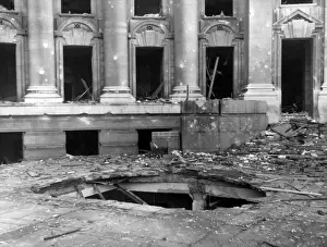 Blitz in London -- terrace at LCC-County Hall, WW2