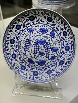 Blue and white plate with turquoise, 1530-1545. Iznik