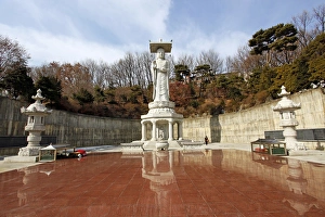 Images Dated 9th February 2012: Bongeunsa Buddhist Temple in Seoul, South Korea