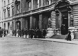 Magistrates Prints: Bow Street Magistrates Court with policemen outside, London