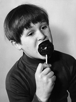 Toffee Gallery: Boy Eats Toffee Apple