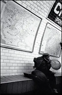 Boy on Pris Metro platform with balloon