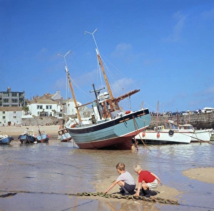 Images Dated 22nd November 2016: Two boys in the harbour, St Ives, Cornwall