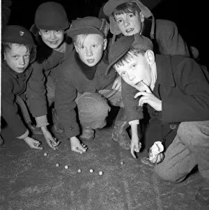 1950s Childhood Gallery: Boys playing marbles