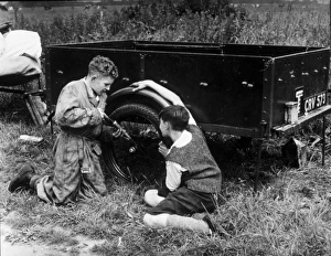 Images Dated 3rd February 2015: Boys with Trailer