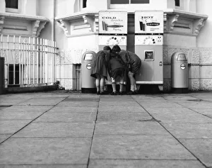 Cold Gallery: BOYS AND VENDING MACHINE