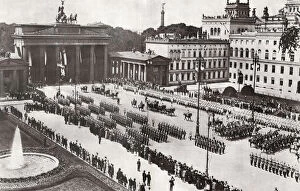 Berlin Collection: Brandenburg gate procession: Berlin royal wedding 1913