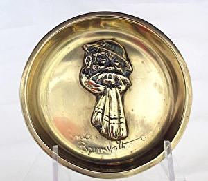 Images Dated 27th September 2012: Brass ashtray with a fixed Old Bill head wearing a scar