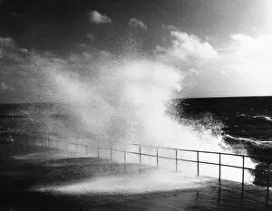 Images Dated 25th March 2011: Breaking Waves