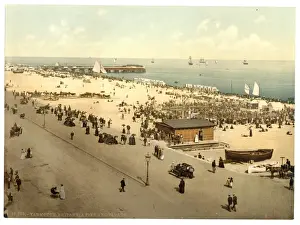 Britannia Pier and parade (i. e. promenade), Yarmouth, Engla