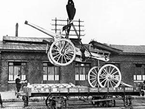 A British cannon arriving in France during WW1
