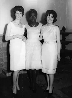 Images Dated 25th July 2016: British Caribbean woman and two English women in white dress