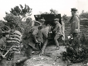 Images Dated 2nd December 2011: British gunners with 18-pounder, Macedonian Front, WW1