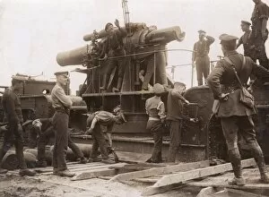 Team Work Gallery: British gunners with heavy artillery, WW1