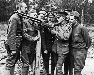 British soldier demonstrates gun to American troops, WW1