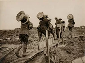Images Dated 26th March 2018: British soldiers carrying telegraph wire, WW1