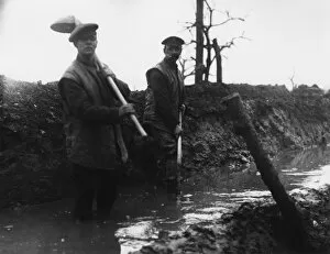 Images Dated 27th October 2011: Two British soldiers working in a ditch, WW1