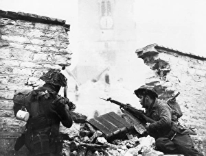 Images Dated 24th March 2011: British Troops Advance