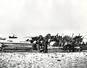 British troops landing at Rendine Bay, Gallipoli, WW1