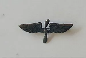 Images Dated 25th March 2011: Brooch with a pair of wings and a propeller at its centre