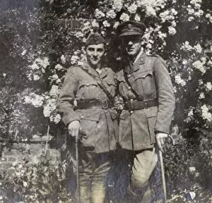 Images Dated 15th February 2017: Two brothers in a garden, WW1