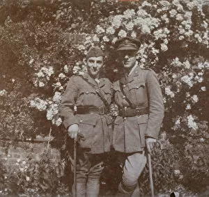 Images Dated 13th February 2017: Two brothers in a garden, WW1