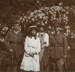 Images Dated 10th February 2017: Brothers and sisters in a garden, WW1