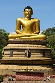 Images Dated 13th April 2008: Buddha in Vihara Maha Devi Park, Colombo, Sri Lanka
