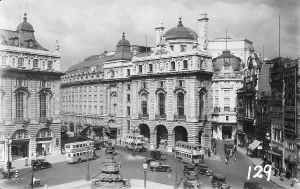 Bustling Prints: Busy City Intersection in Piccadilly
