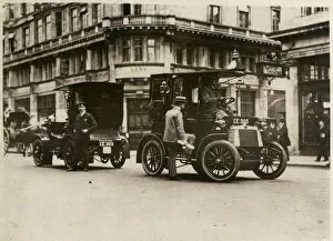 Images Dated 15th June 2018: Cab in the Strand, London 1905