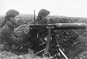 Images Dated 26th August 2011: Cameron Highlanders with Maxim gun, WW1