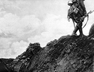 Images Dated 21st December 2004: Canadian Infantrymen attack, France, 1916