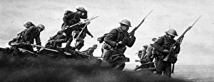 Images Dated 21st December 2004: Canadian Infantrymen attack, France, 1916