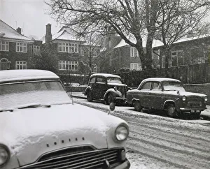 Cars and houses covered with snow on Hodford Road, London NW11. Date: 1960s