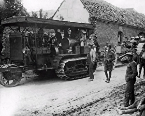 Caterpillar Collection: Caterpillar tractor with heavy gun, Western Front, WW1