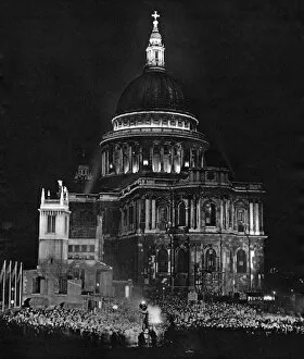 Images Dated 12th April 2011: Celebration outside St Pauls Cathedral, London