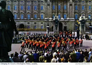 Images Dated 29th May 2019: Changing the guard at Buckingham Palace