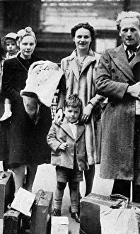 Images Dated 17th August 2016: The Channel Island in German Hands, Evacuees