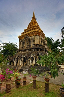 Images Dated 26th November 2012: Chedi, Wat Chiang Man temple, Chiang Mai
