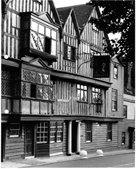 Images Dated 17th February 2016: Chigwell, Essex - The Kings Head pub