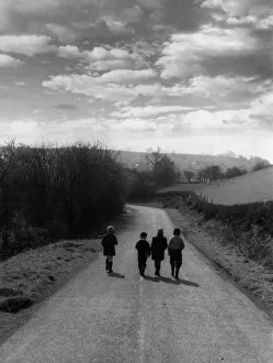 Images Dated 18th April 2018: CHILDREN / COUNTRY ROAD