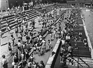 Images Dated 11th January 2012: Children at Kingsbury Open Air Baths 1948
