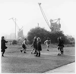 CHILDREN PLAY / GLASGOW